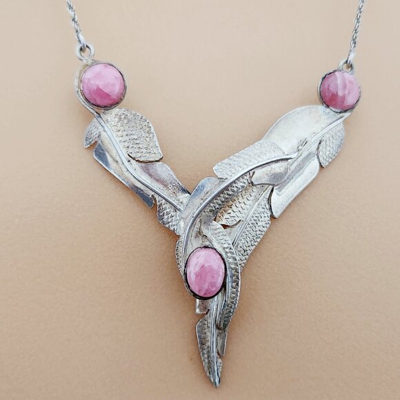 VINTAGE? DESIGNER'S STAMPED SILVER NECKLACE WITH PINK NATURAL CABOCHONS - Picture 3 of 9